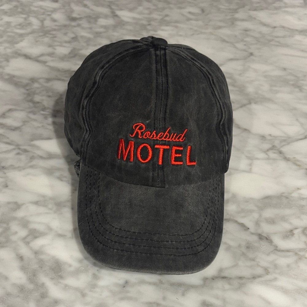 Rosebud Motel Black Cap